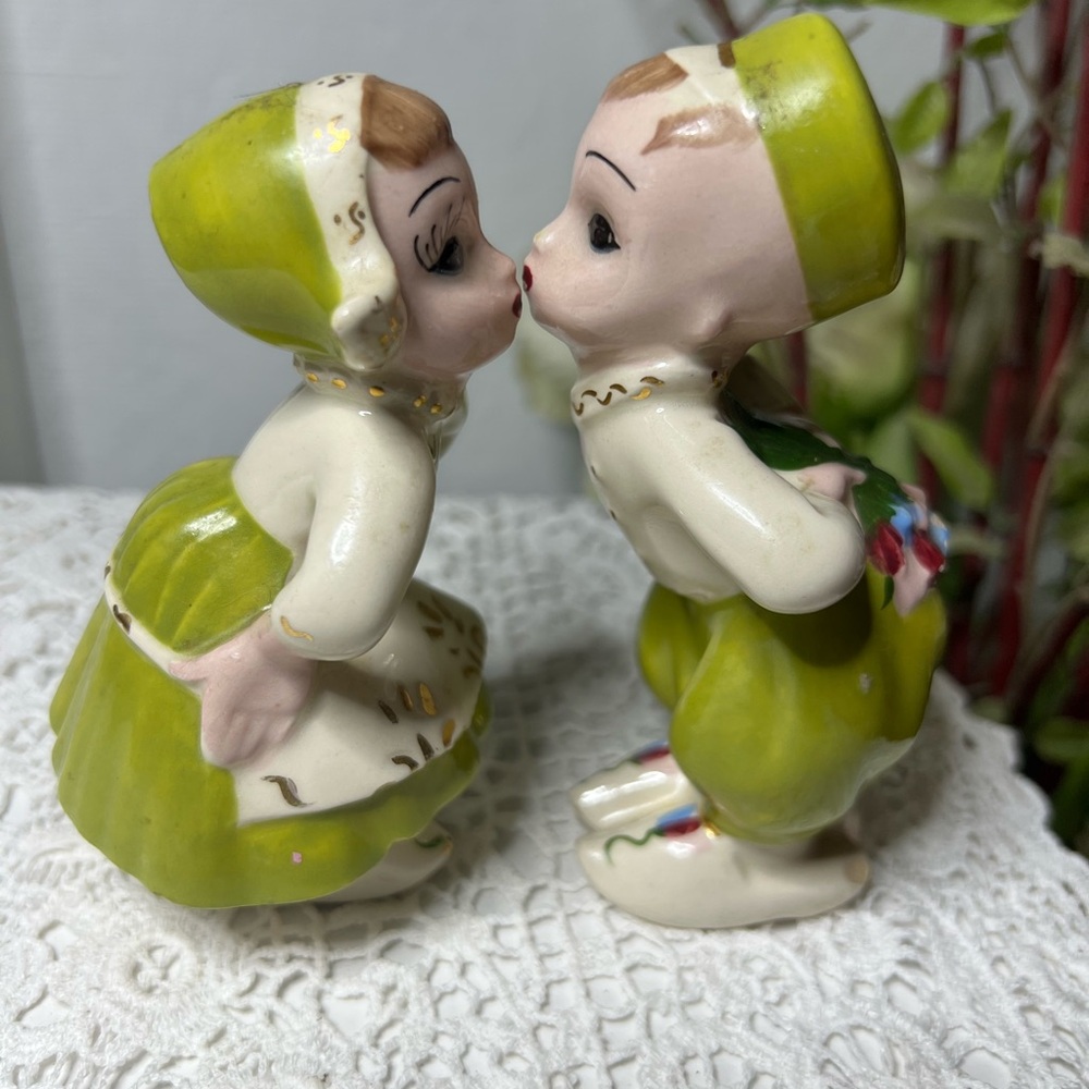 Vintage Kissing Dutch Boy/Girl Figurine